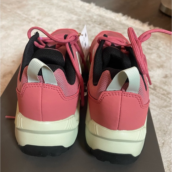 Adidas Traxion hiking sneakers, size 7 - Picture 5 of 6